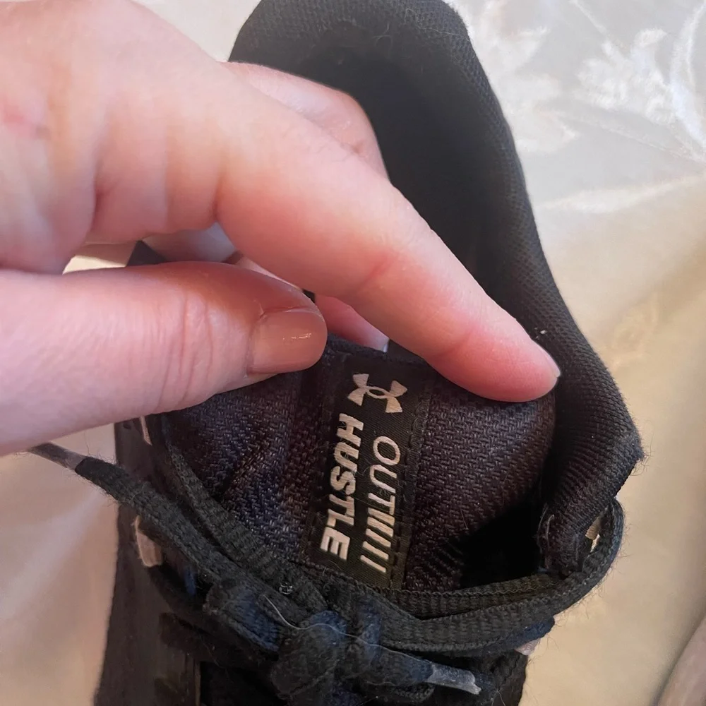 Girls Black Under Armour Size 5 Athletic Sneakers